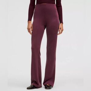 Lululemon Ribbed Softstreme Flared Pant
Regular garnet size 6